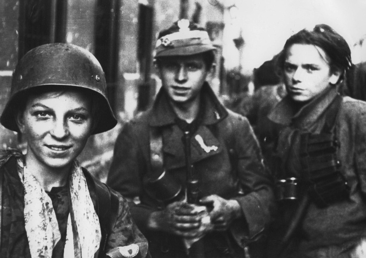 Zdjęcie Powstańców Warszawskich Polacy „oczyszczają się z zabicia trzech milionów Żydów”?  Skandaliczny tekst 