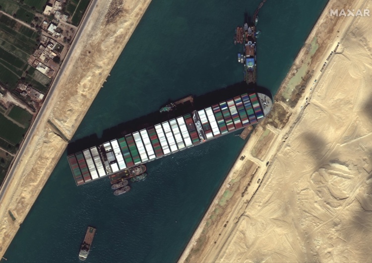 blokada Kanału Sueskiego Zablokował Kanał Sueski a wcześniej zgubił w oceanie tysiące plastikowych kaczek