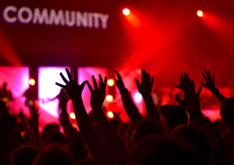 Europa. Wracają koncerty? Odbył się pierwszy koncert bez reżimu dystansu