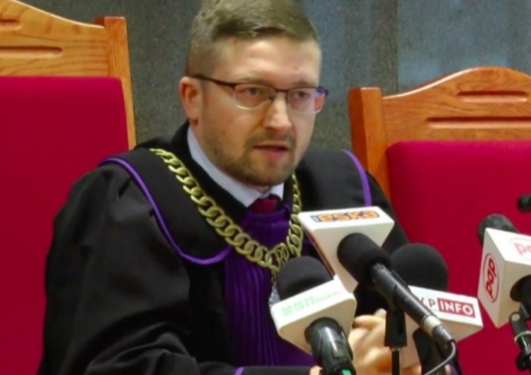 Juszczyszyn złożył wniosek do wszystkich 46 sądów okręgowych w Polsce. Domaga się powrotu do orzekania