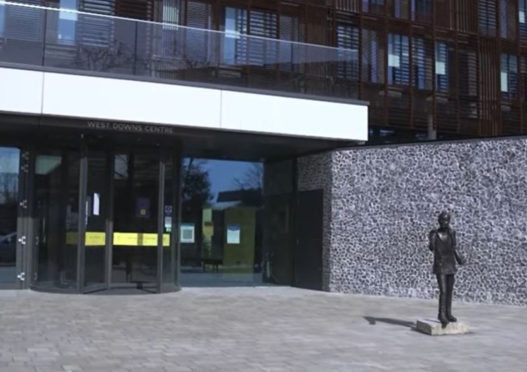 Przed uczelnią stanął pomnik... Grety Thunberg. Studenci oburzeni: