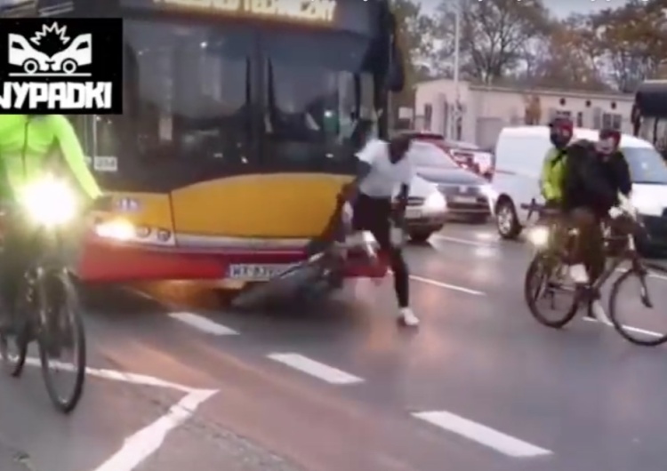 [WIDEO] Kierowca autobusu nie wytrzymał? Zaskakujące nagranie ze Strajku Kobiet