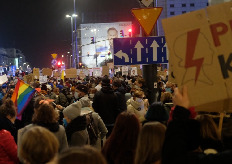 Namalowano błyskawicę na zabytkowym budynku ministerstwa. Jest akt oskarżenia dla 26-latki