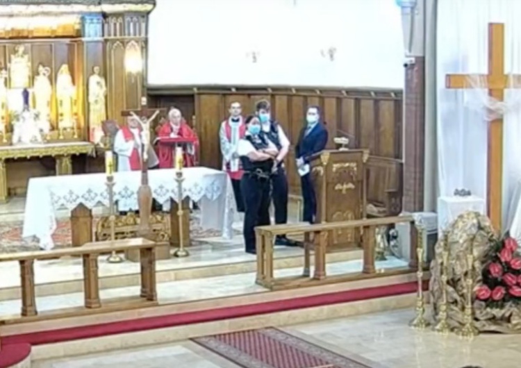  [WIDEO] Policja przerwała mszę w polskim kościele w Londynie. Zagrożono mandatami w wysokości 200 funtów
