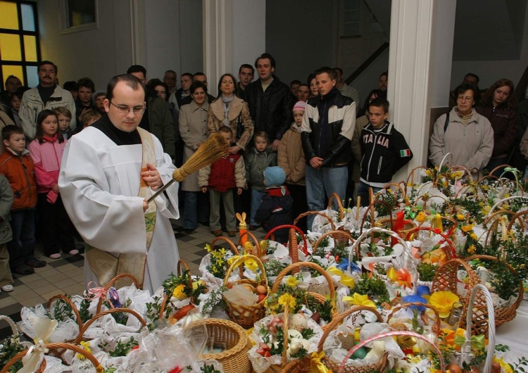 świecenie pokarmów w kościele w Ołtarzewie 2007 [Tylko u nas] Marcin Bąk: Wielka Sobota. Rozpęd kulturowy