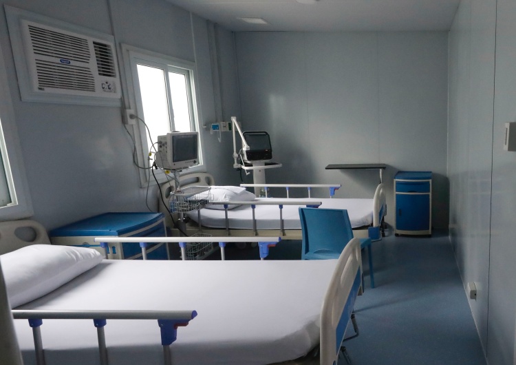 SARS-CoV-2 to za mało? W covidowym szpitalu tymczasowym wykryto groźną bakterię