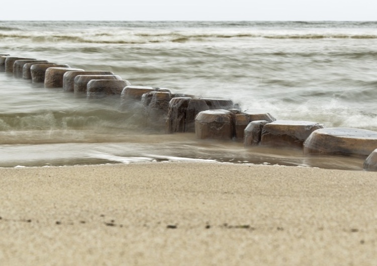 Ludzkie zwłoki na plaży w Ustroniu Morskim