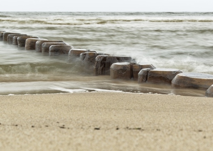  Ludzkie zwłoki na plaży w Ustroniu Morskim