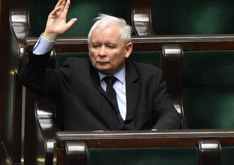 „Jarosław Kaczyński uderzył pięścią w stół”. Mocne słowa europosła PiS