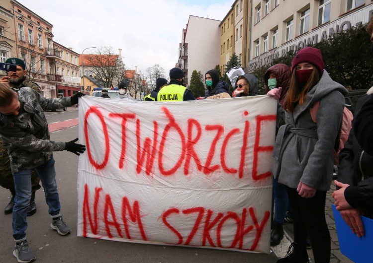Powrót do nauki stacjonarnej jeszcze w kwietniu? Czarnek: