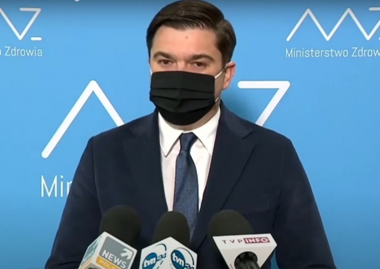 Blisko tysiąc zgonów w wyniku COVID-19. Rzecznik resortu zdrowia tłumaczy