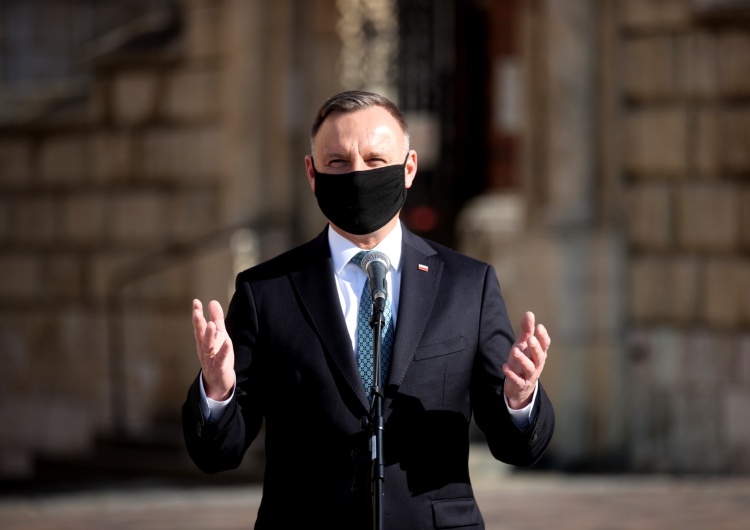 Prezydent: Oddaję hołd Lechowi Kaczyńskiemu, jego małżonce i wszystkim ofiarom katastrofy smoleńskiej