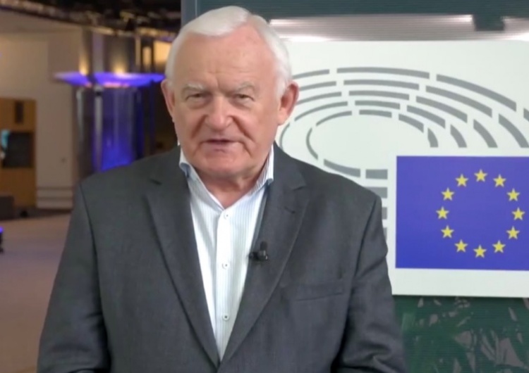 Miller: „Ludzie w tym samolocie dzielili się na tych, którzy…”. Internauci: „Obrzydliwe dzielenie ofiar”