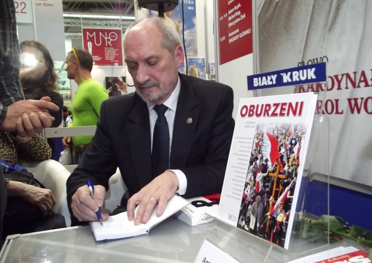 Antoni Macierewicz Materiały wybuchowe potwierdzone. Macierewicz o raporcie: materiał dowodowy zostanie przekazany prokuraturze