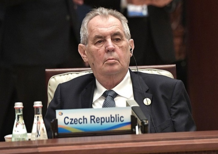 Czechy: Prezydent Zeman przyznał, że korzysta z wózka inwalidzkiego