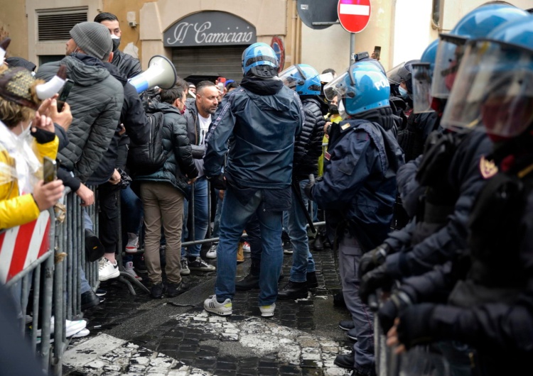 protesty we Włoszech Protest branży gastro we Włoszech. Rzucali w policję petardami