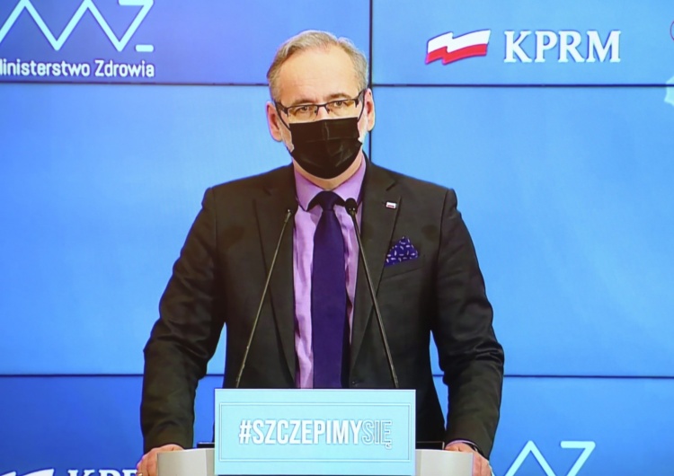 Kiedy wystartują szczepienia w zakładach pracy i czy nie warto szczepić najpierw pracowników mających dużą styczność z ludźmi? Min. zdrowia odpowiada na pytanie Tysol.pl