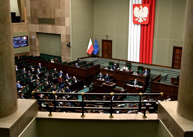  [SONDAŻ] Wzrost poparcia dla Zjednoczonej Prawicy. W Sejmie pięć partii