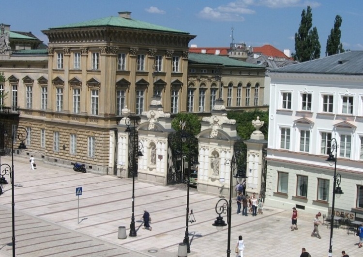 Uniwersytet Warszawski, brama główna od strony Krakowskiego Przedmieścia Warszawa: Rusza śledztwo po zawiadomieniu o zgwałceniu studentek przez doktoranta UW