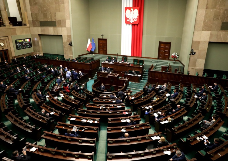  [SONDAŻ] PiS liderem, ale bez większości w Sejmie. Najwięcej zyskuje Hołownia