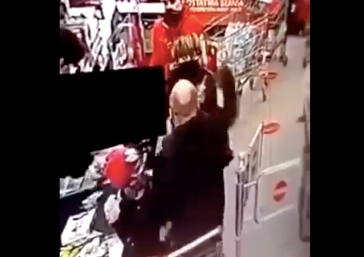  [WIDEO] Leszno: Uderzył kobietę w sklepie. Miała mu zwrócić uwagę na brak maseczki