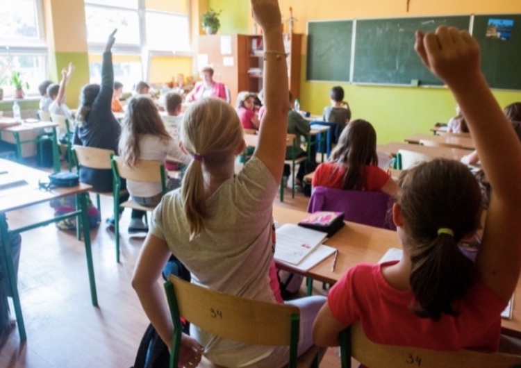 Szykuje się powrót uczniów do szkół. Czarnek podał datę