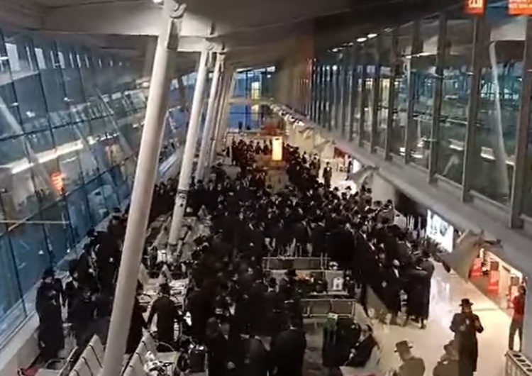  [video] Bulwersujące nagranie z Lotniska Chopina. Tłum Żydów tańczy i śpiewa łamiąc obostrzenia