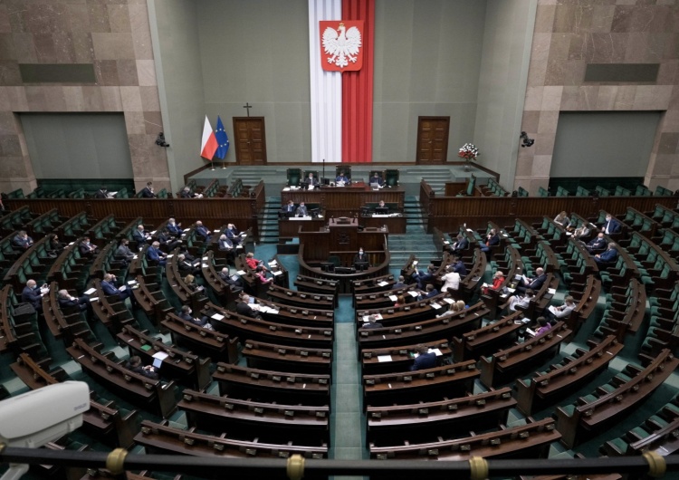  [najnowszy sondaż] PiS zdecydowanie na czele, Hołownia ucieka KO. SP i Porozumienie bez szans na samodzielne wejście do Sejmu