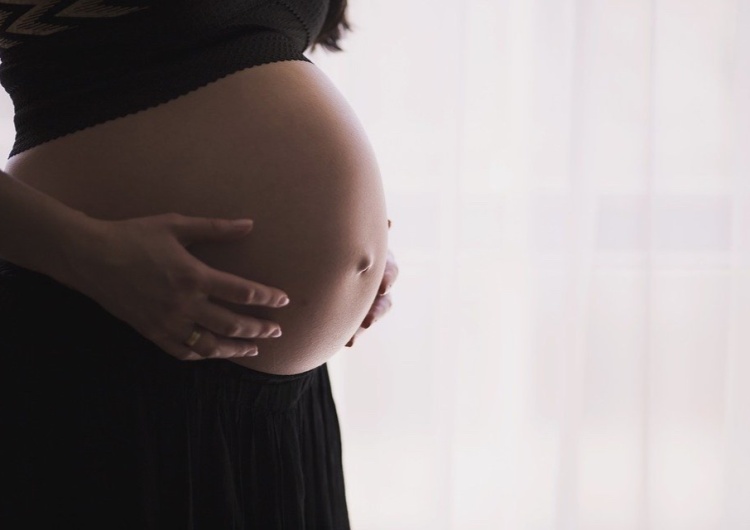 Szczepienia dla kobiet w ciąży przeciw COVID-19? Ekspert wyjaśnia