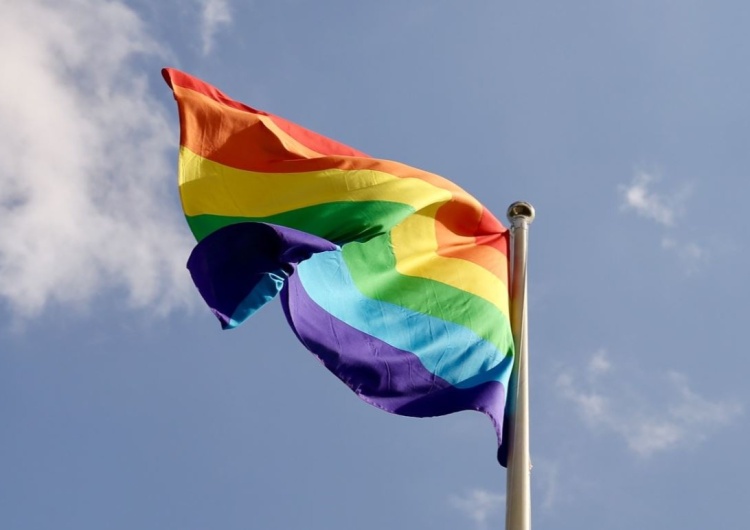 Ten europejski kraj wprowadził zakaz eksponowania symboli LGBT na stadionach piłkarskich