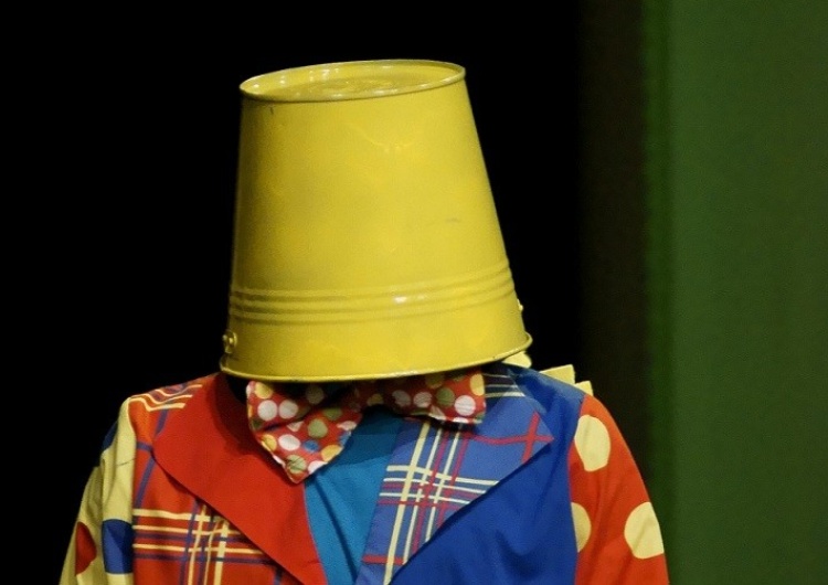 klaun NYT dramatycznie w leadzie: