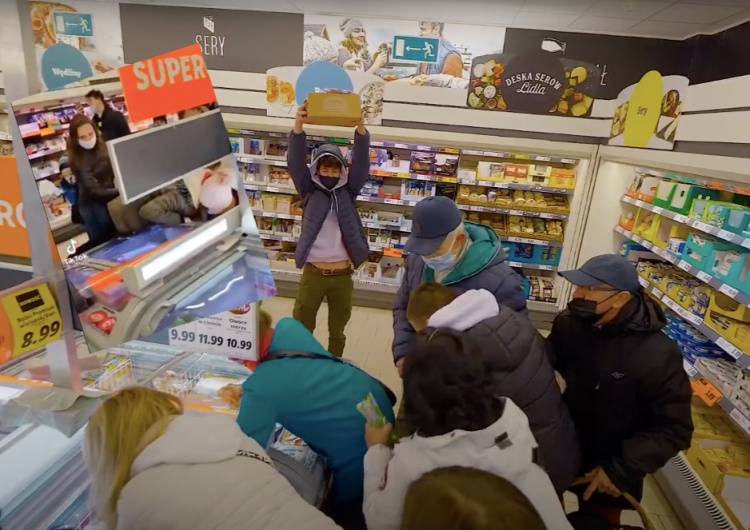  [Video] Gigantyczne kolejki i poranne bitwy przy chłodni. Klienci walczą o... lody Ekipy 