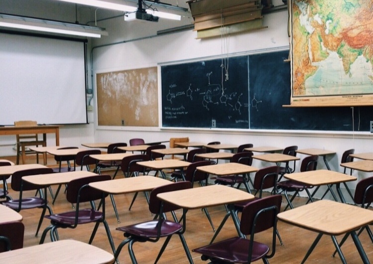 Ta szkoła nie będzie zatrudniać zaszczepionych przeciwko COVID-19