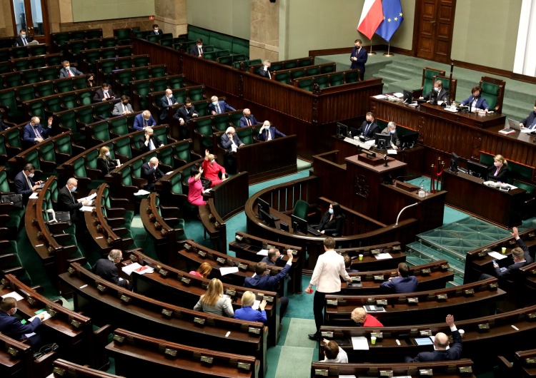  [NOWY SONDAŻ] Wzrost poparcia dla PiS i Hołowni. KO ma problem
