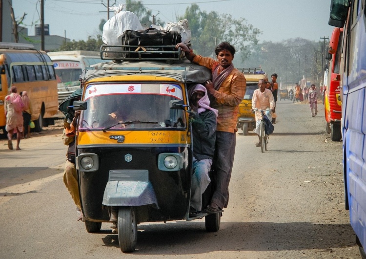 zdjęcie ilustracyjne Indie. 18 mln zakażeń a ruszyły wybory samorządowe. „Ludzie tłoczący się przy urnach”