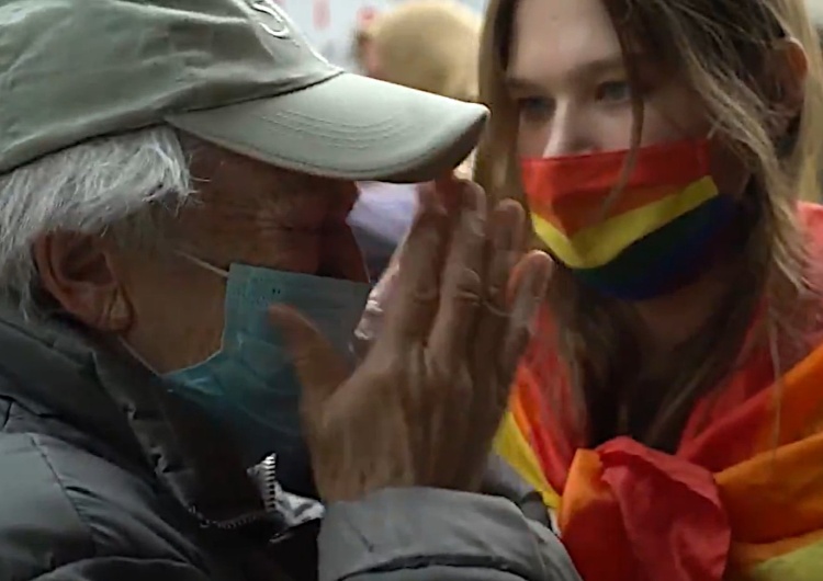 starsza pani powstrzymuje tęczową aktywistkę siłą miłości [video] Niesamowite. Tęczowa aktywistka przeszkadzała modlącym się ludziom. Jedna ze staruszek sprawiła, że przestała