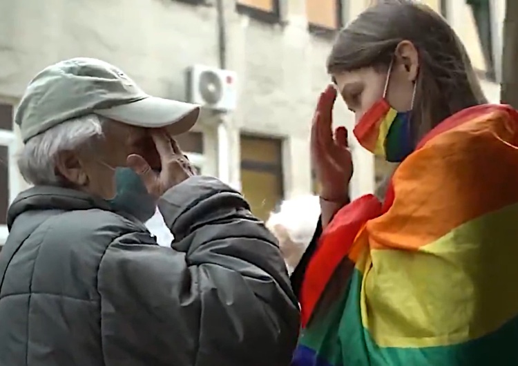 starsza pani modli się z tęczową aktywistką Internauci sprawdzili, czy film ze starszą panią zdobywającą serce aktywistki LGBT to nie ustawka. Oto efekt