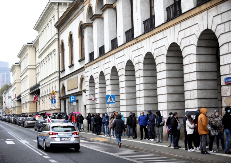  Warszawa: Gigantyczne kolejki do mobilnych punktów szczepień. „Przyszłam około 5:30”