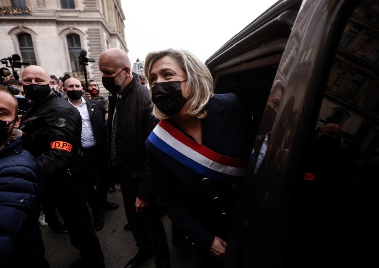 Marine Le Pen Francja na 1 maja. Le Pen składa wieniec pod pomnikiem d’Arc