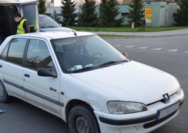 Okrucieństwo w Chełmie. Ciągnął psa za samochodem, zwierzę skonało