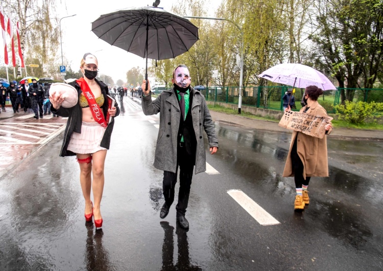  [WIDEO] „Chryja pod Radiem Maryja”. Niska frekwencja na manifestacji przeciwników o. Rydzyka