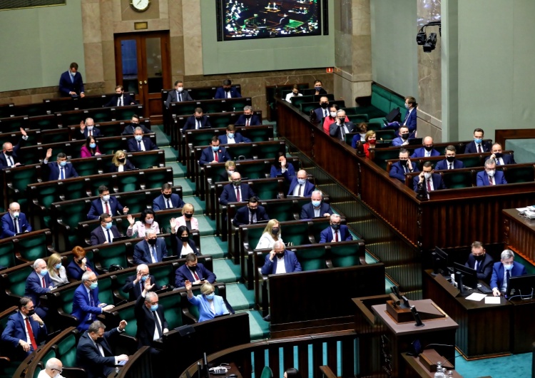  [SONDAŻ] Zjednoczona Prawica niezmiennie liderem. W Sejmie tylko pięć partii