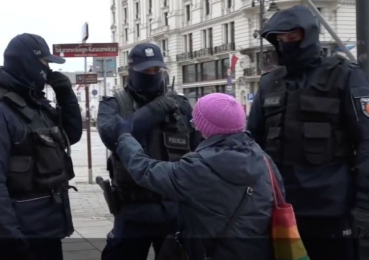 Aktywistka Katarzyna A. podczas demonstracji Jest kolejny akt oskarżenia przeciwko
