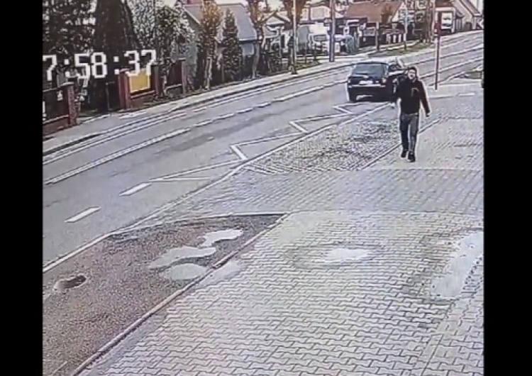  [WIDEO] Kierowca ujrzał polską flagę leżącą na ziemi. Jego reakcja wzbudziła podziw internautów