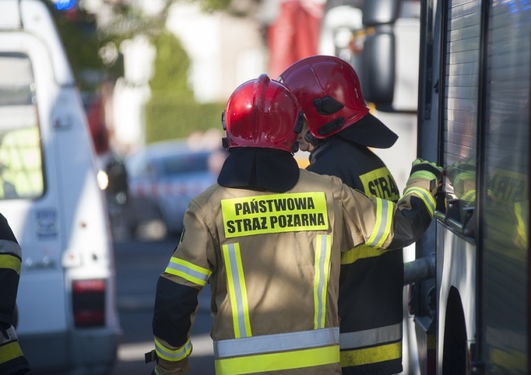 Horror w Sanoku. Auto z pięcioma młodymi osobami w środku stoczyło się do wody