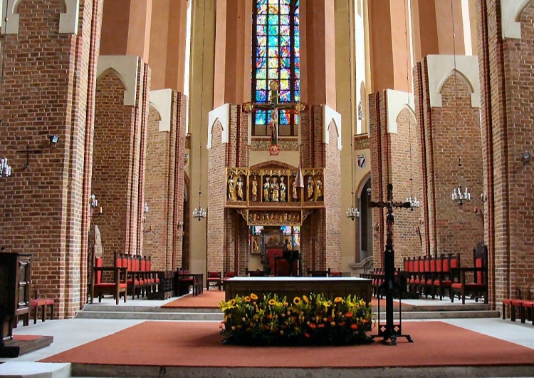 Prezbiterium Bazyliki Archikatedralnej w Szczecinie [FOTO] Dzicz. Wszedł do prezbiterium, zdjął z Krzyża stułę, założył i usiadł przed ołtarzem