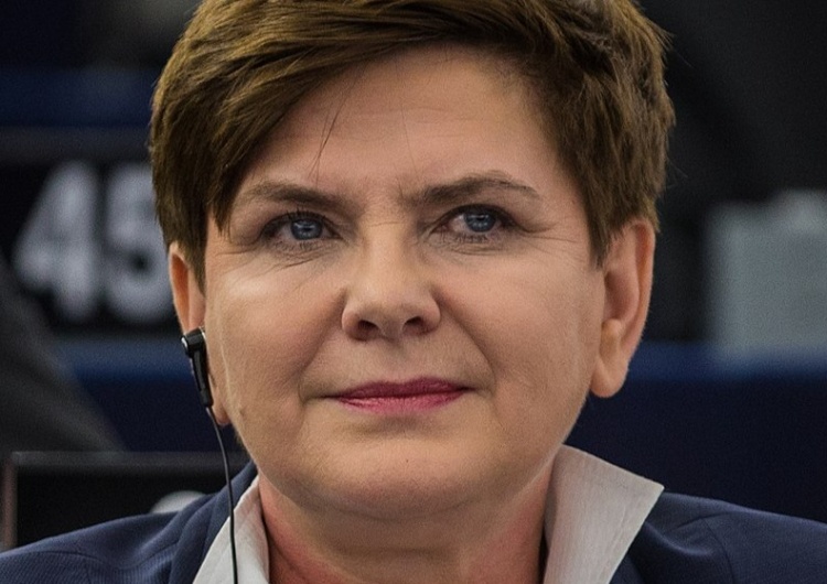 Beata Szydło Senator zwolennik Hołowni zaatakował Beatę Szydło. Była Więzień Auschwitz: Ten znaczek dostała od ocalałej Więźniarki!