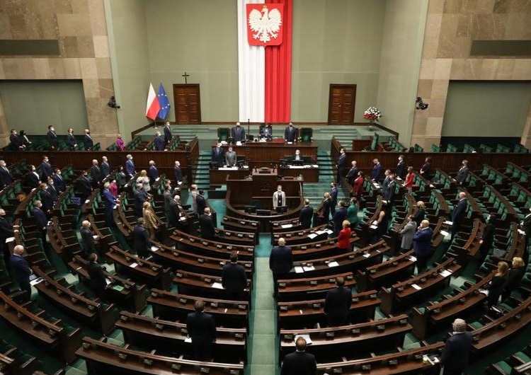  [najnowszy sondaż] PiS mocno do góry, Koalicja Obywatelska znowu w dół. 6 partii w Sejmie