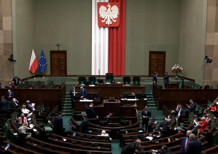 Sejm [SONDAŻ] Kto stracił, a kto zyskał na ratyfikacji unijnego Funduszu Odbudowy? Polacy nie mają złudzeń