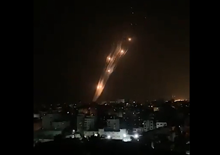 atak rakietowy ze Strefy Gazy na Izrael [video] Tak wyglądał atak rakietowy na Izrael ze Strefy Gazy. A tak kontratak izraelskiej obrony przeciwrakietowej
